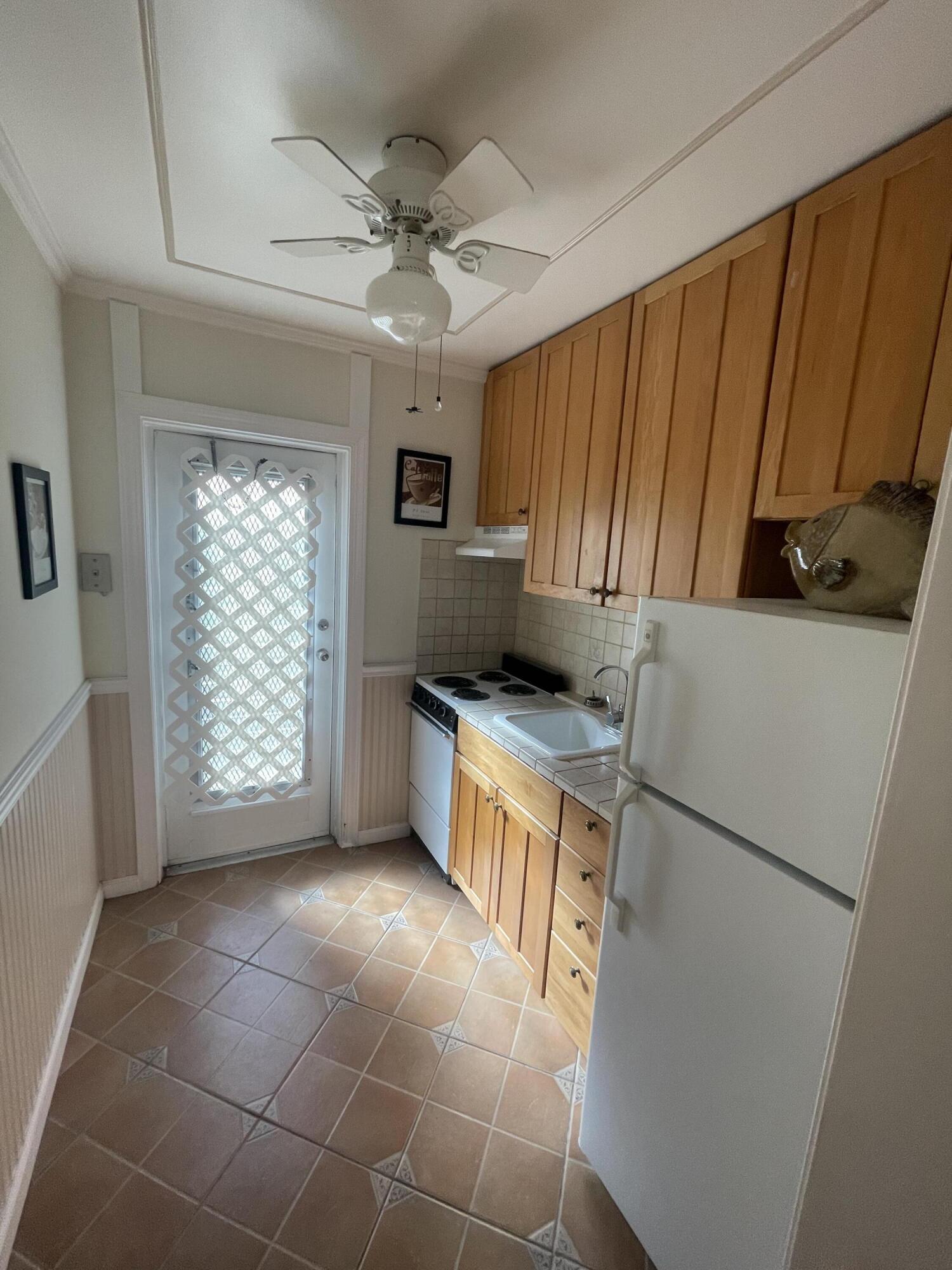 101 South Golfview Road, Unit 5 Lake Worth Beach, FL 33460 - Photo 12 of 30 Kitchen