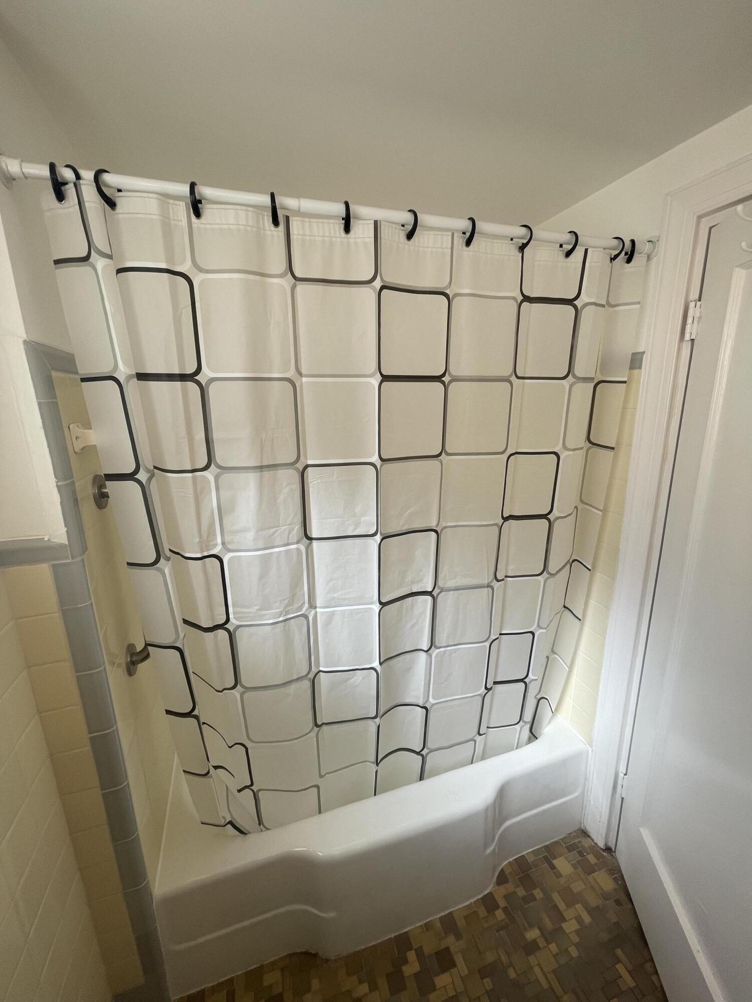 101 South Golfview Road, Unit 5 Lake Worth Beach, FL 33460 - Photo 19 of 30 Tub/Shower