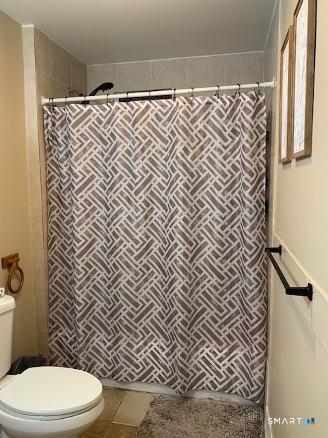 426 Union Avenue, Unit 2 Bridgeport, CT 06607 - Photo 8 of 19 a bathroom with a shower curtain