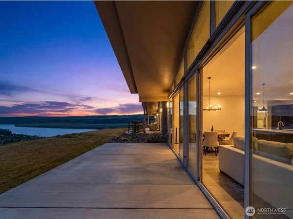 $899,000 | 9773 Ridgeview Drive Northwest, Quincy, WA 98848