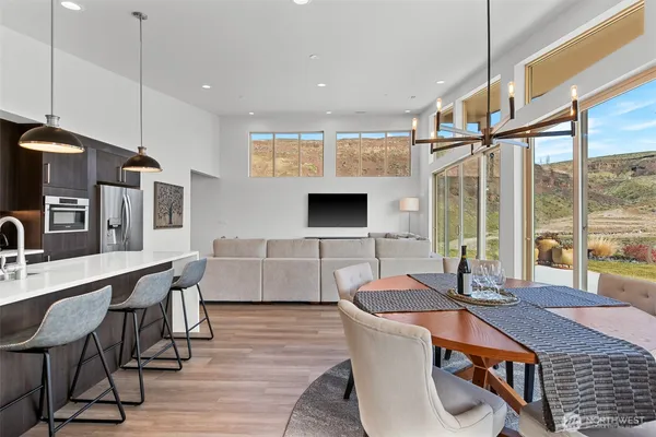 $899,000 | 9773 Ridgeview Drive Northwest, Quincy, WA 98848