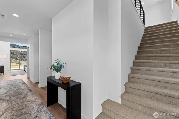 $899,000 | 9773 Ridgeview Drive Northwest, Quincy, WA 98848