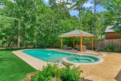 $1,100,000 | 168 West Shadowpoint Circle, The Woodlands, TX 77381