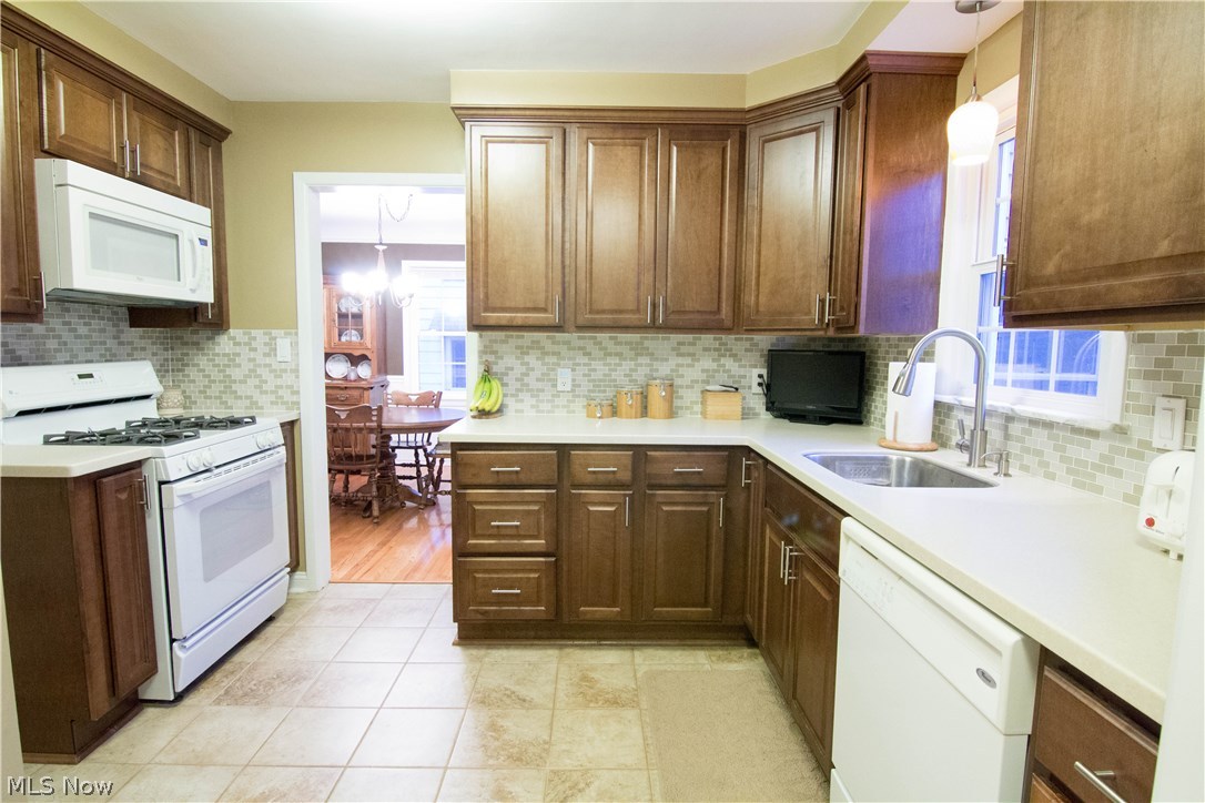 4052 Charlton Road Cleveland, OH 44121 - Photo 10 of 23 Gallery Image 10