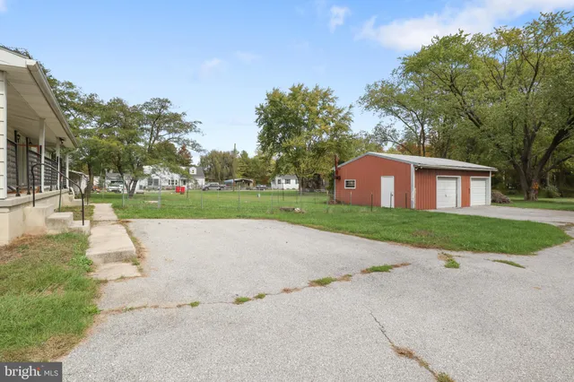 a view of a house with backyard
