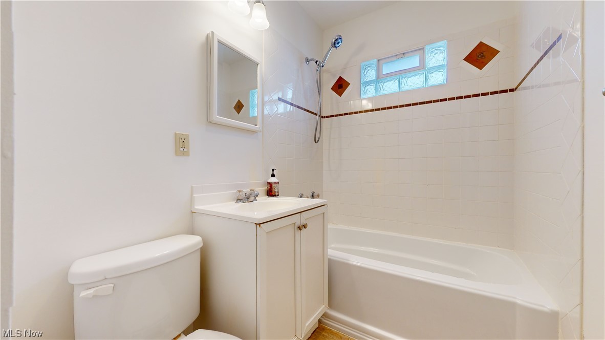 804 Kickapoo Avenue Akron, OH 44305 - Photo 11 of 24 Beautiful first floor full bathroom.