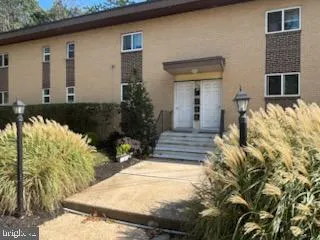 a view of a house with backyard