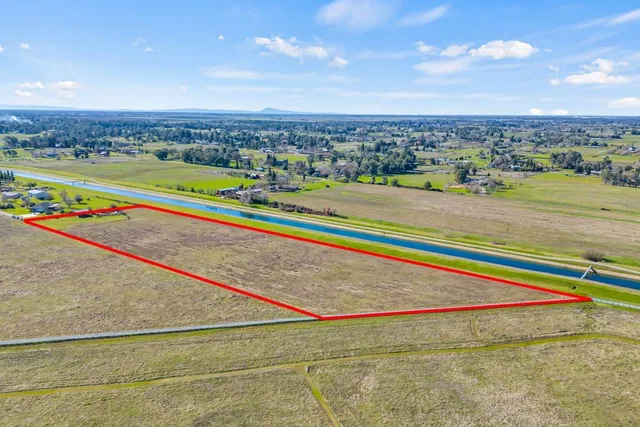a view of a tennis court