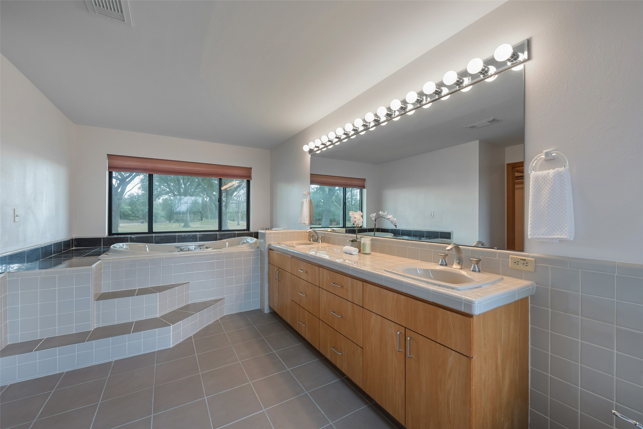 9811 Miner Road Highlands, TX 77562 - Photo 21 of 50 Primary Bathroom