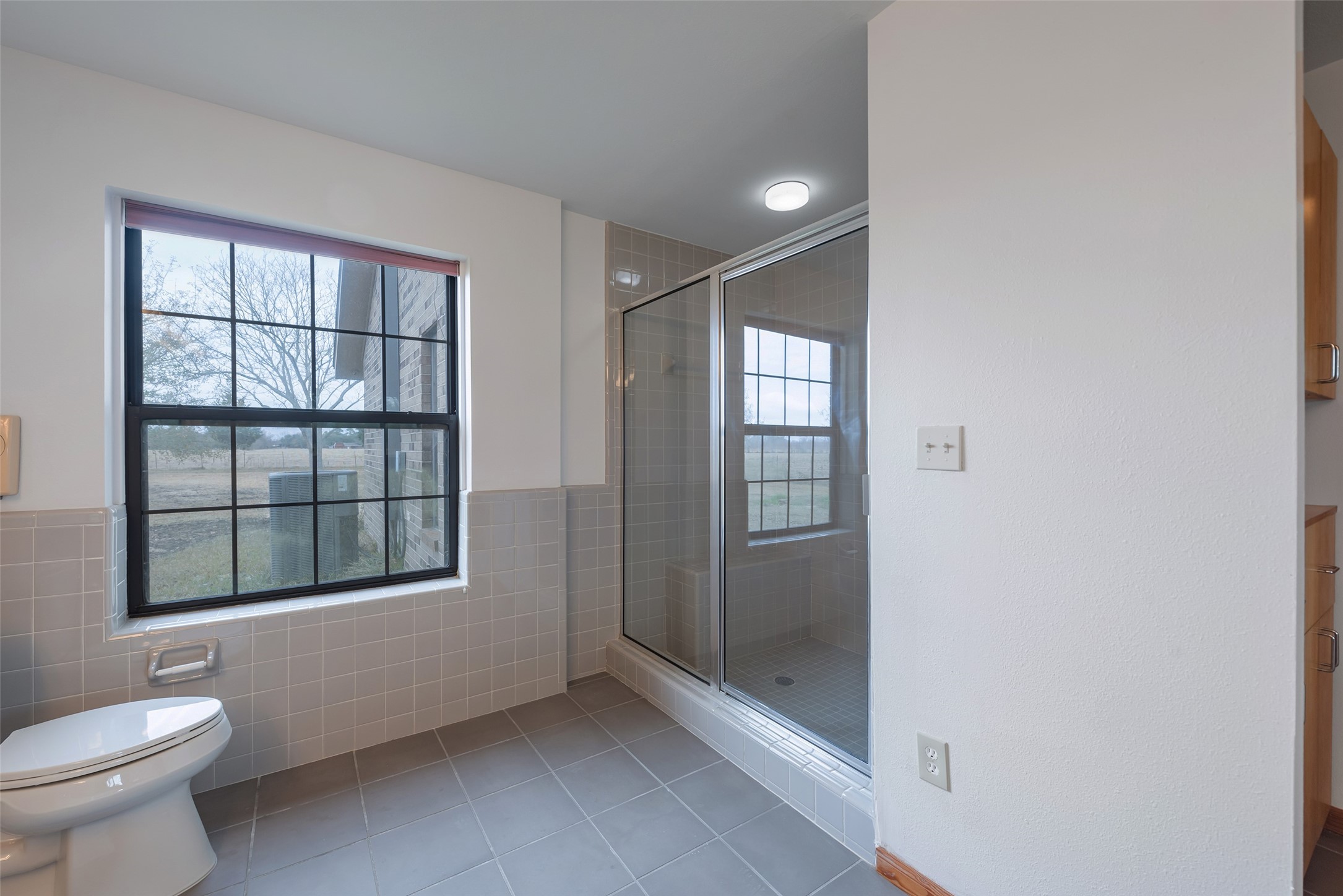 9811 Miner Road Highlands, TX 77562 - Photo 22 of 50 Primary Bathroom