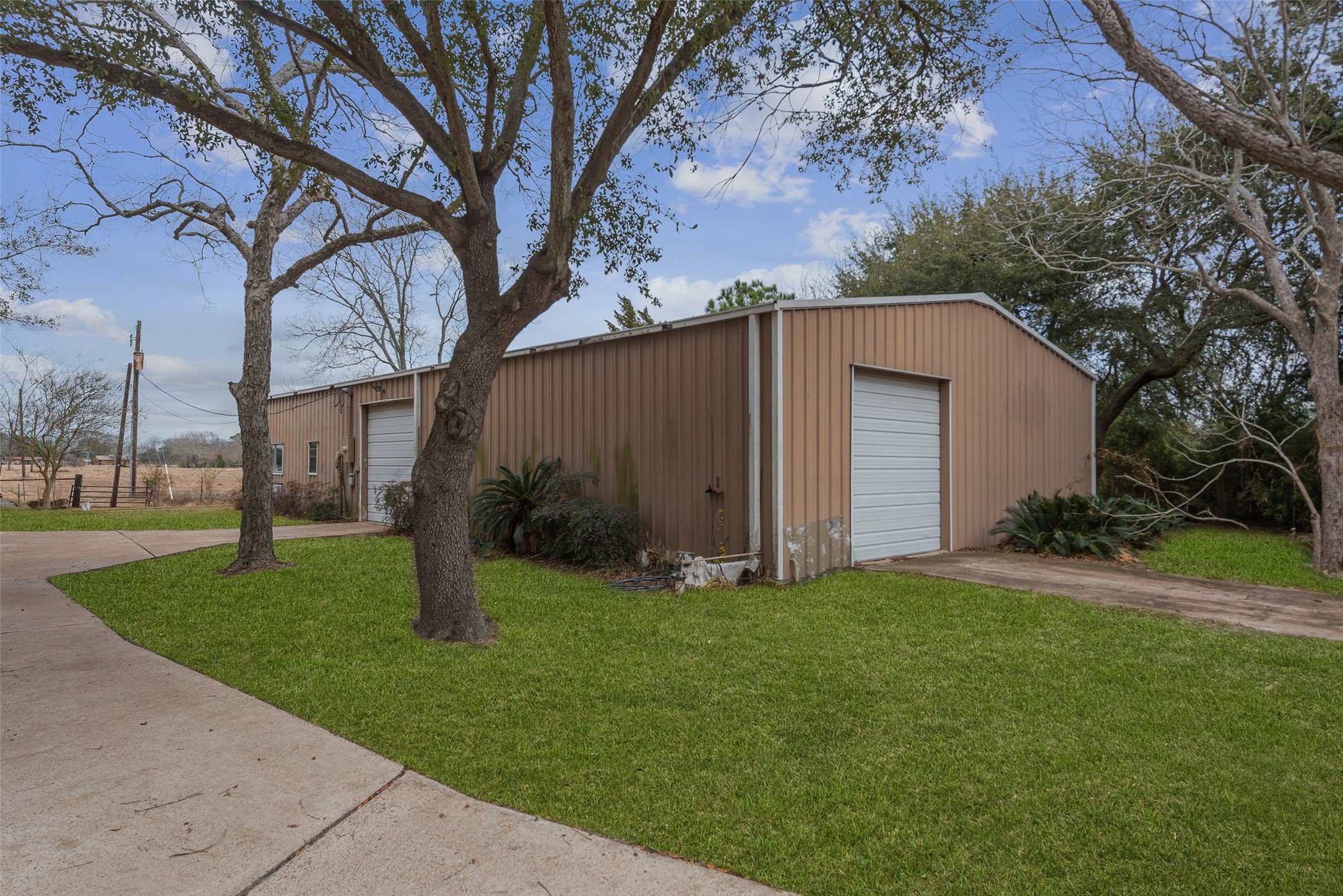 9811 Miner Road Highlands, TX 77562 - Photo 37 of 50 Garage