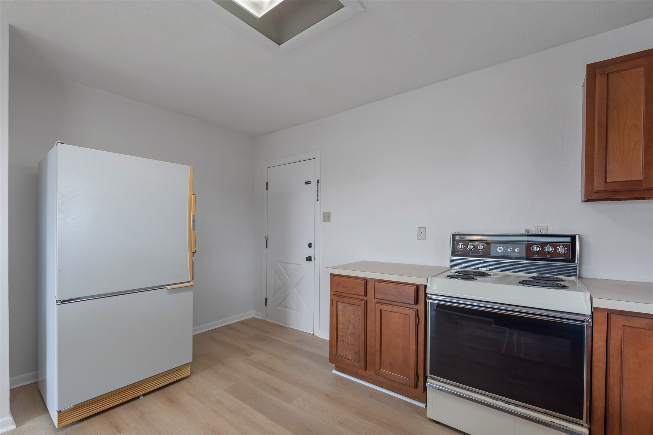 9811 Miner Road Highlands, TX 77562 - Photo 40 of 50 Apartment Kitchen