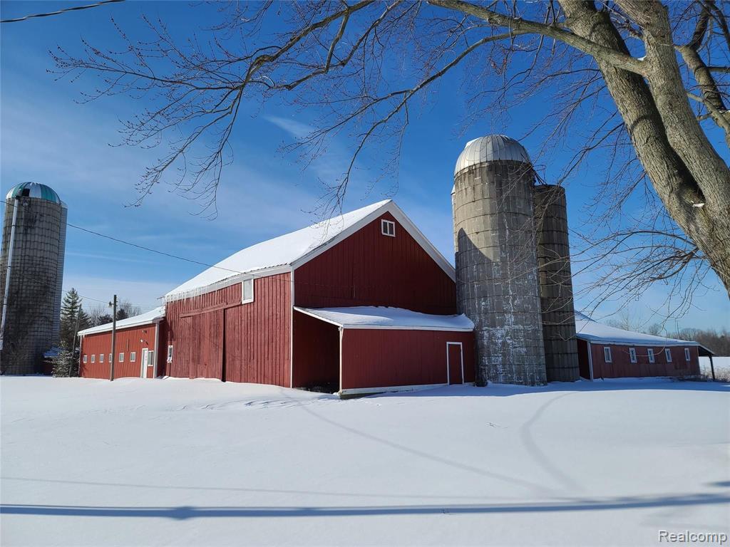 4210 South Genesee Road Grand Blanc, MI 48439 - Photo 7 of 34