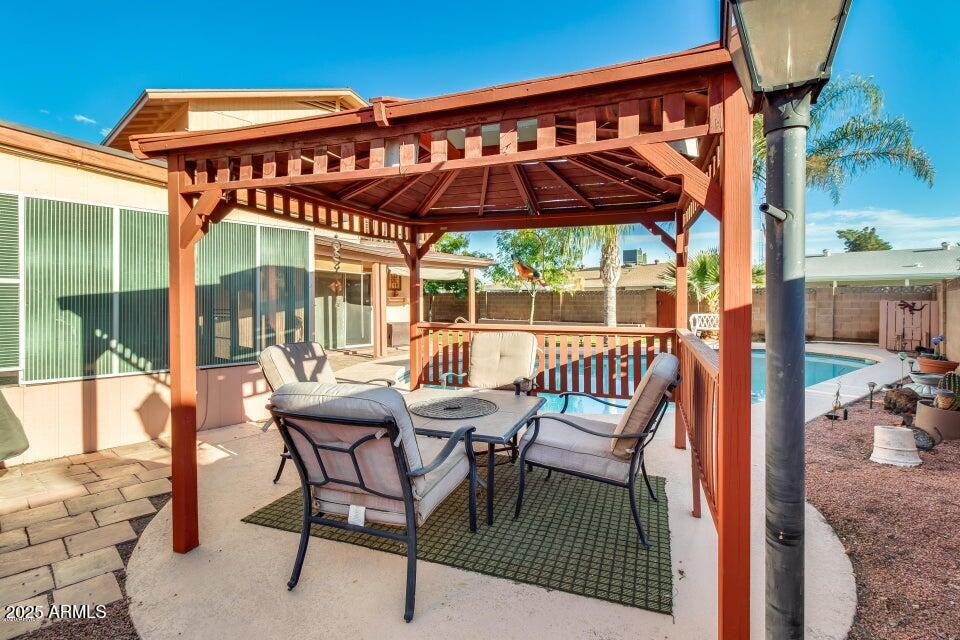 3527 West Yucca Street Phoenix, AZ 85029 - Photo 20 of 20 a view of a chairs and table in the patio