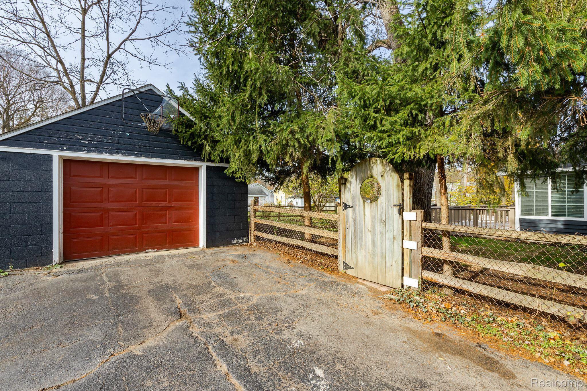 122 Sisson Street Romeo, MI 48065 - Photo 35 of 44 To the side yard