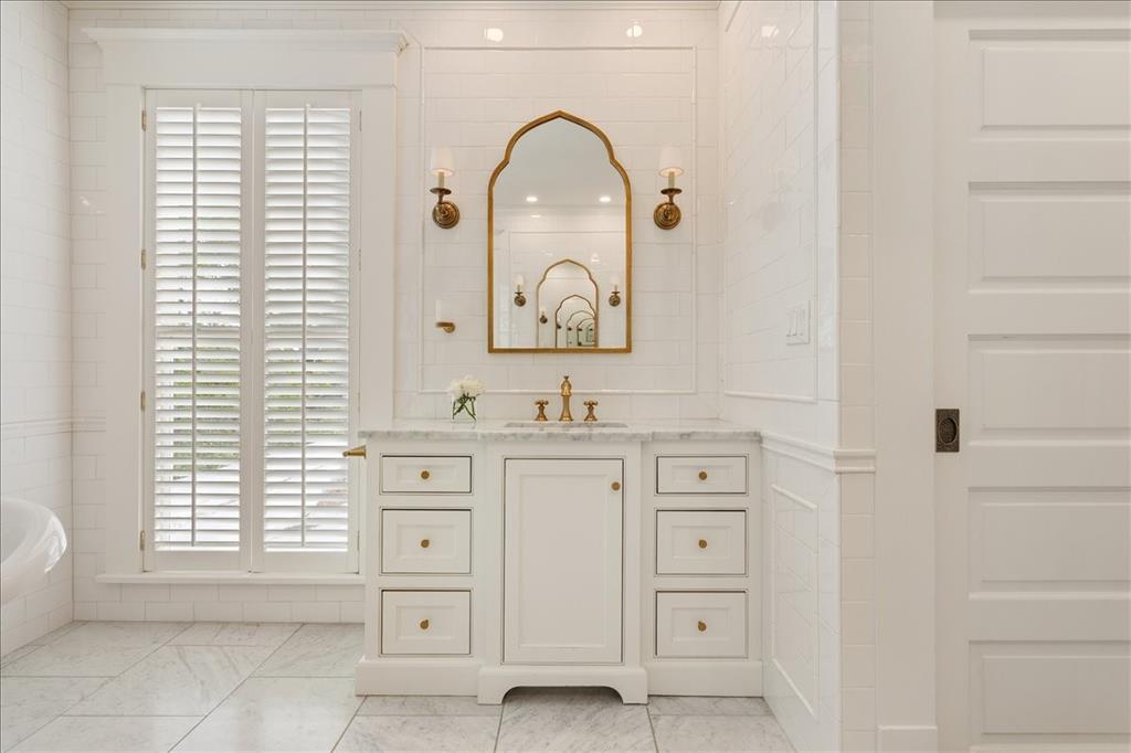 410 Rice Avenue Waco, TX 76708 - Photo 21 of 40 a bathroom with a double vanity sink and a window