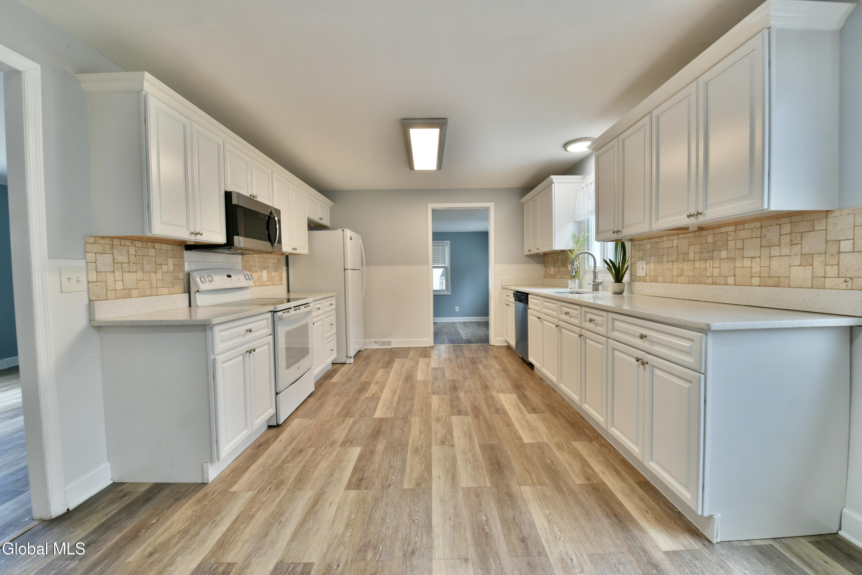 23 New Castle Road Halfmoon, NY 12065 - Photo 12 of 62 23NewcastleRdKitchFR3