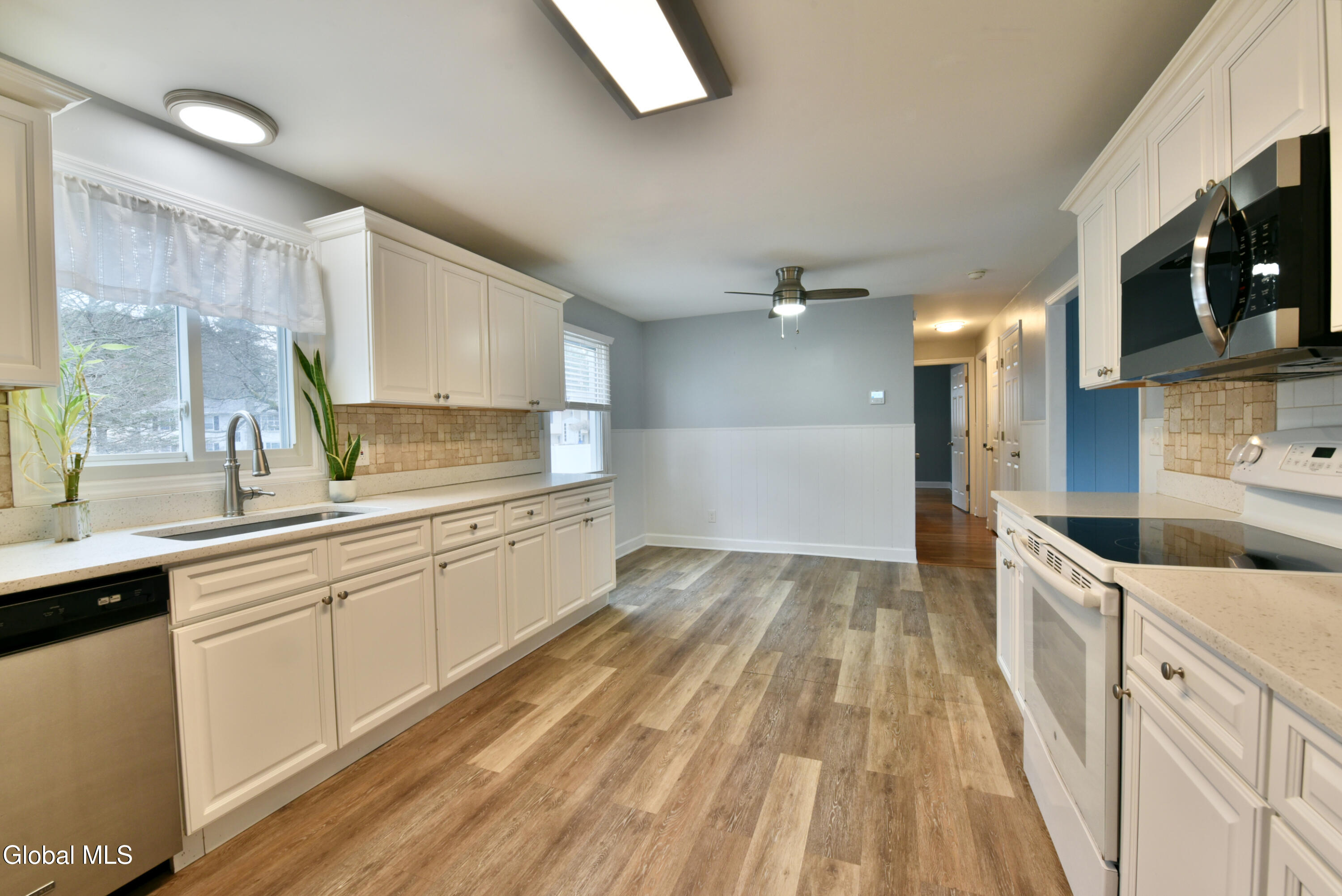 23 New Castle Road Halfmoon, NY 12065 - Photo 15 of 62 23NewcastleRdKitch1