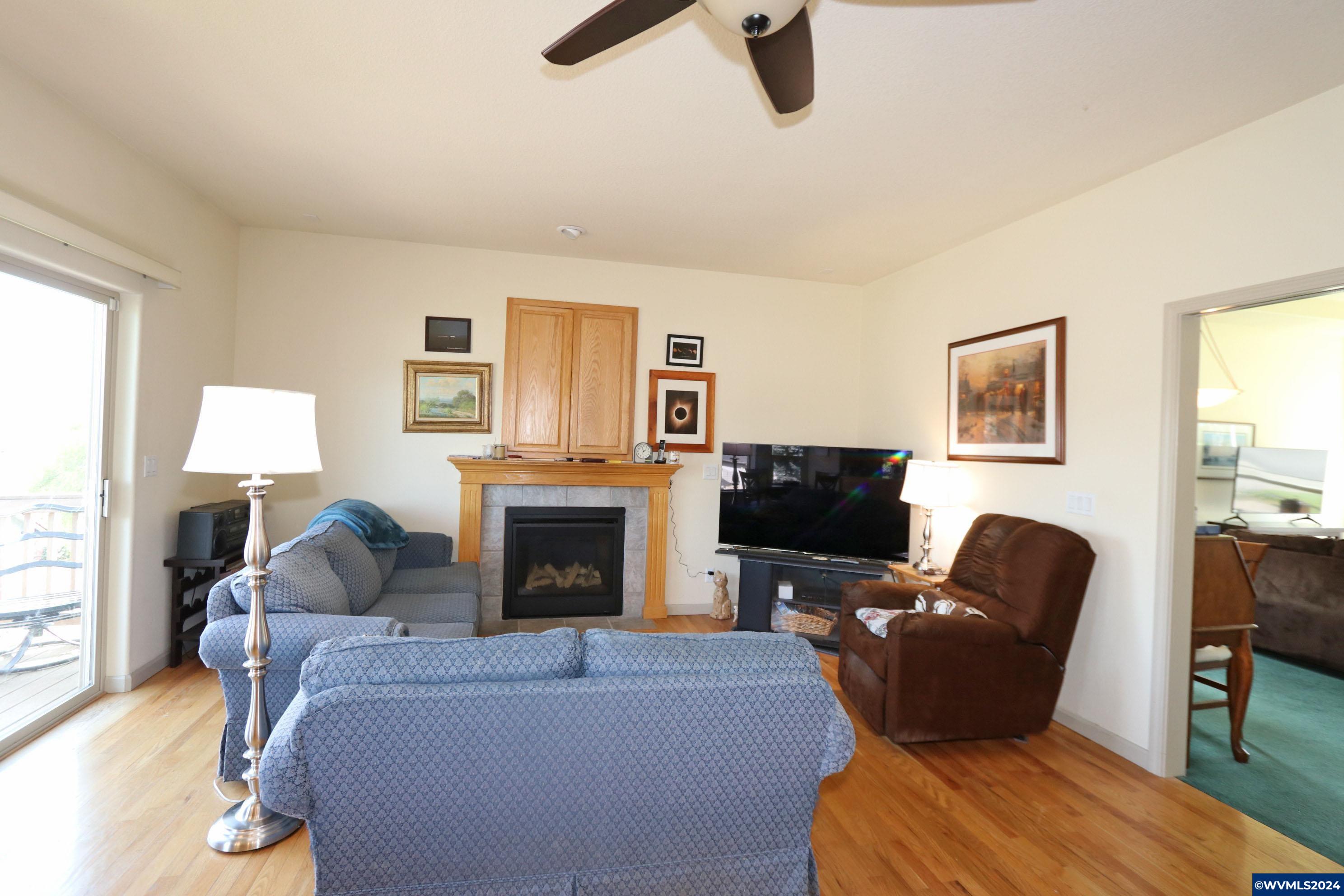 1480 Ranier Loop Northwest Salem, OR 97304 - Photo 5 of 33 Gallery Image 5