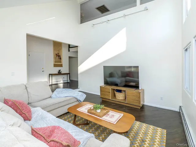 $1,248,000 | 127 Cow Neck Road, Port Washington, NY 11050