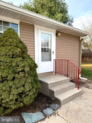 a view of a backyard with pathway