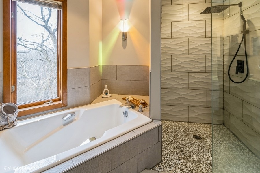 155 Forestview Drive Elgin, IL 60120 - Photo 20 of 36 a bathroom with a bathtub and shower