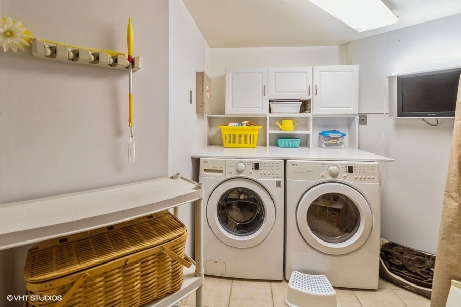 155 Forestview Drive Elgin, IL 60120 - Photo 28 of 36 a utility room with dryer and washer
