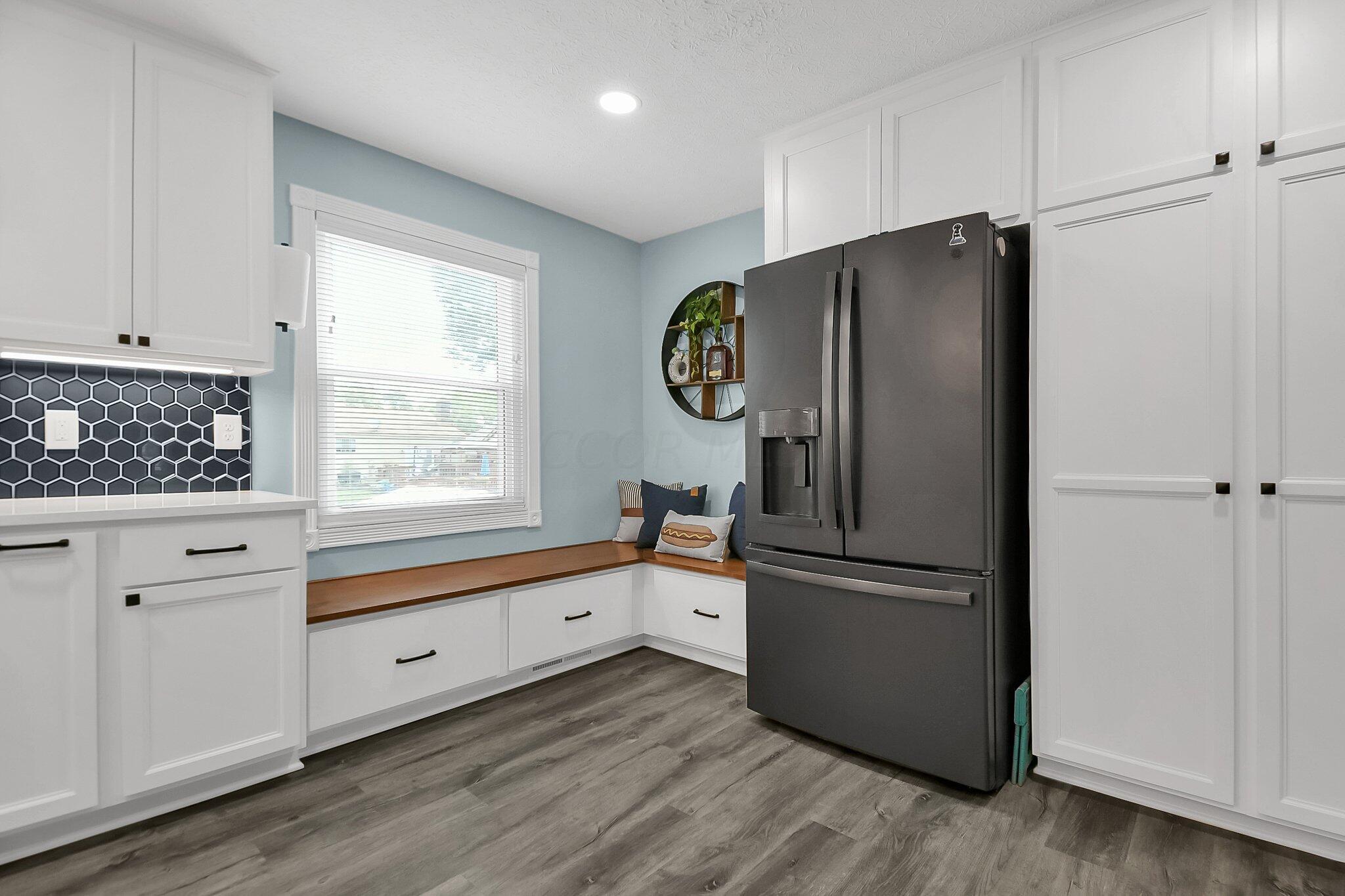 278 Rimbey Avenue Columbus, OH 43230 - Photo 9 of 29 Kitchen Pantry & Bench Seating