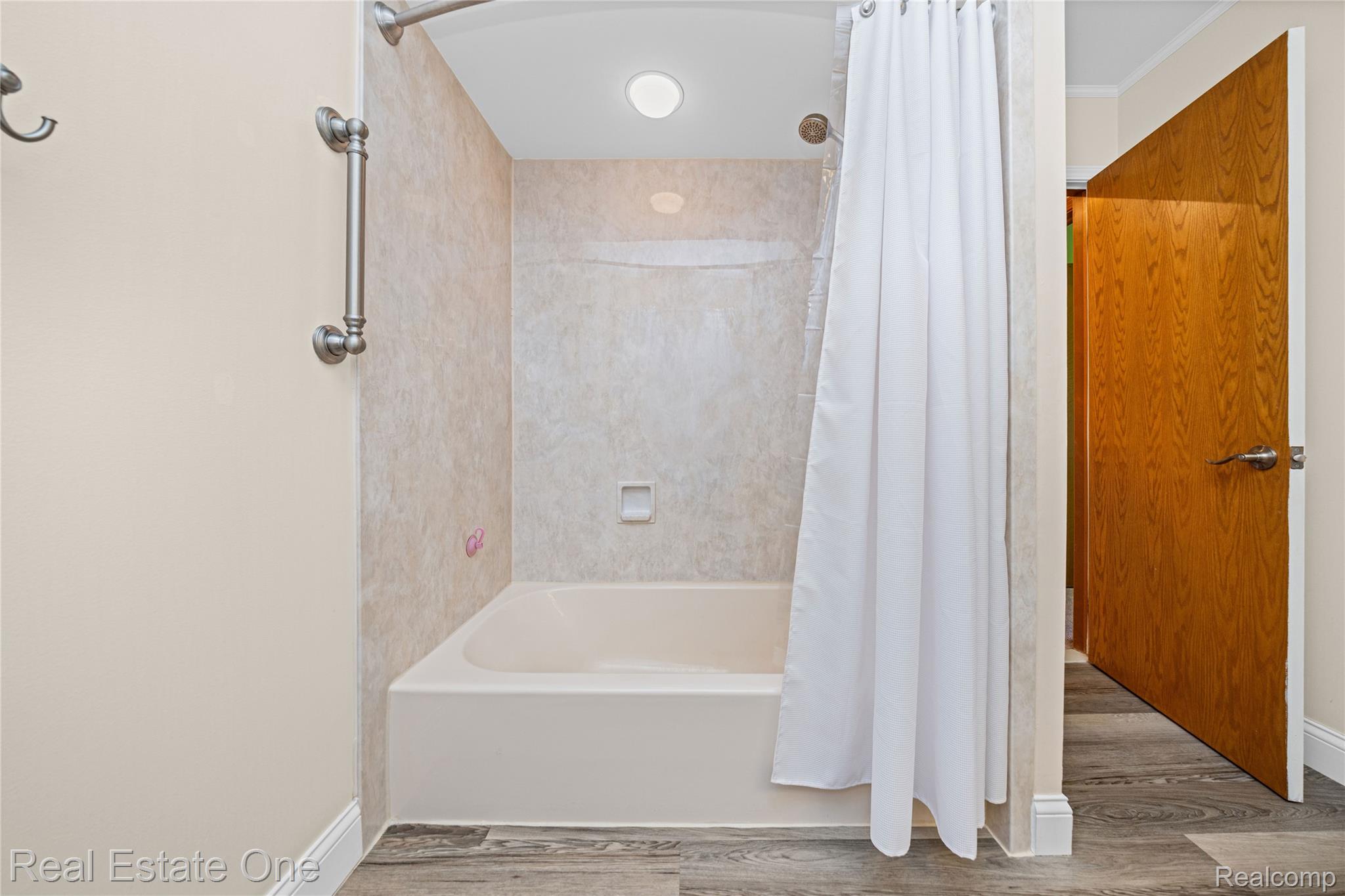 25550 Wixom Road Novi, MI 48374 - Photo 23 of 37 Full Bathroom Tub/shower