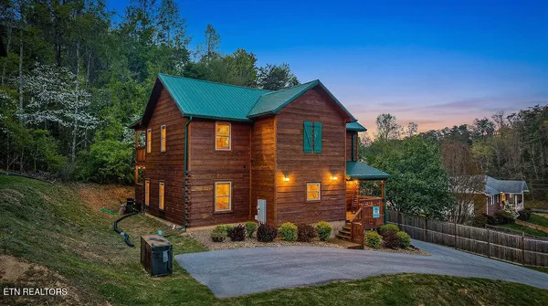 $899,000 | 2918 Fiddlers Creek Way, Pigeon Forge, TN 37863