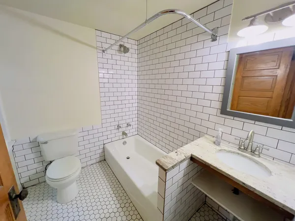 $2,700 | 2502 North Kedzie Boulevard, Unit 1, Chicago, IL 60647