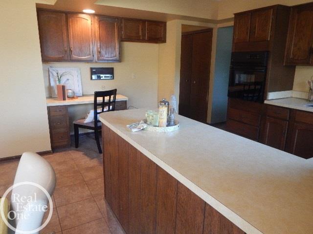 15 Stonetree Circle Rochester, MI 48309 - Photo 20 of 29 50018436-19.JPG