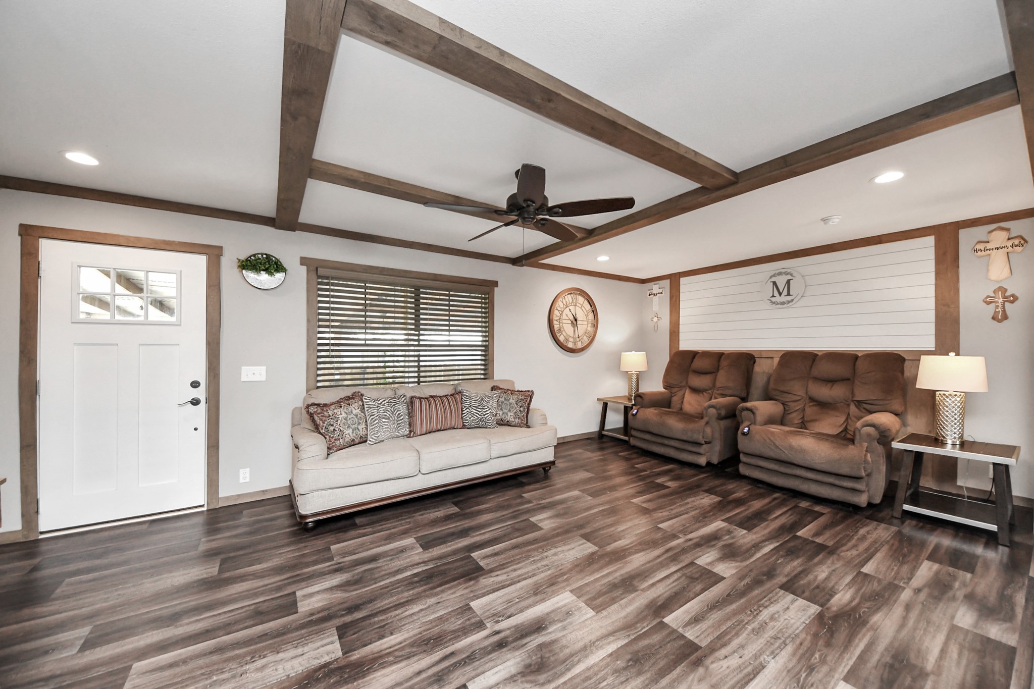 131 Kiowa Court Rosharon, TX 77583 - Photo 13 of 42 This cozy living room features wood-accented beams, stylish flooring, and a ceiling fan.