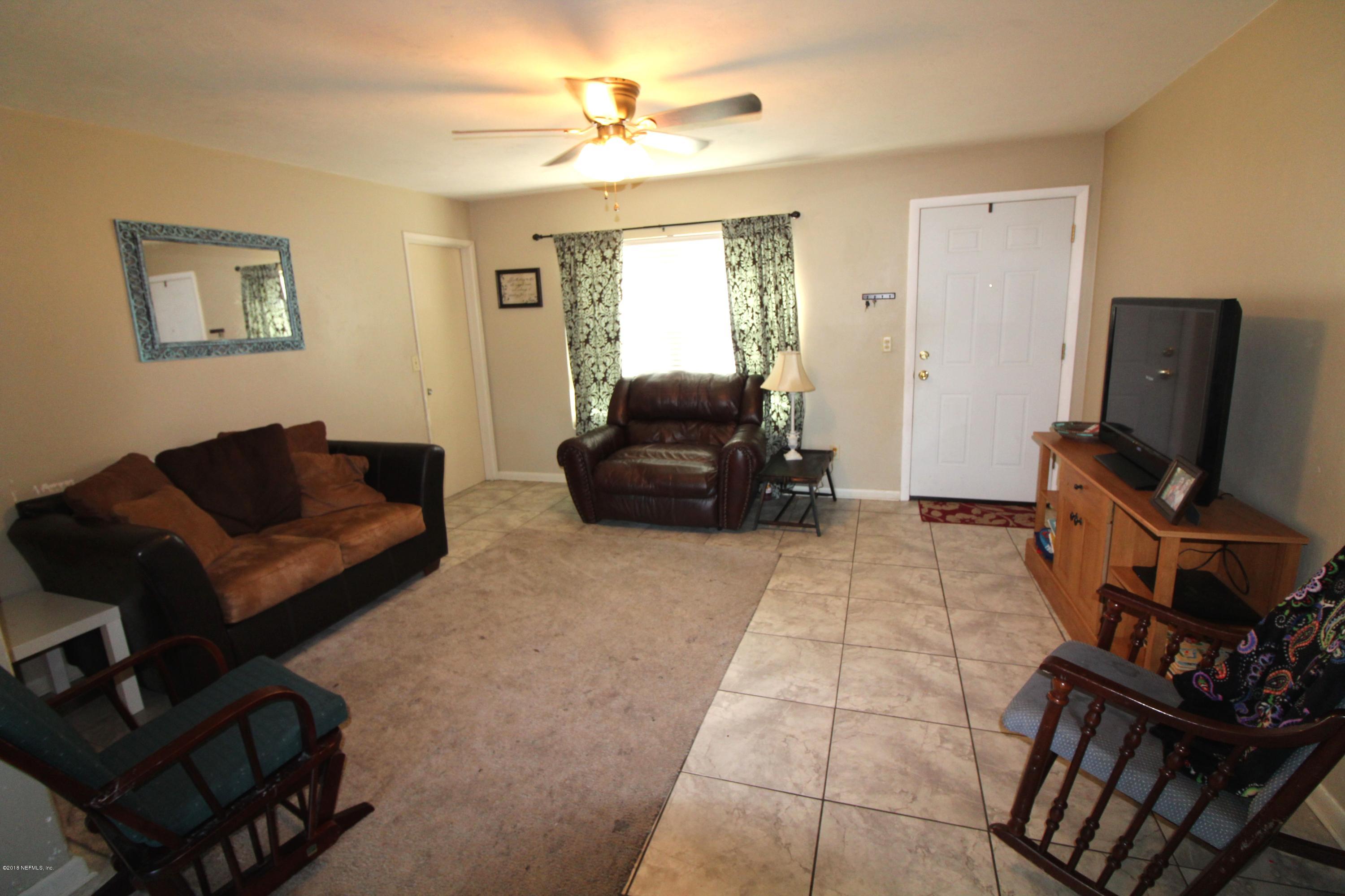 527 Southwest 13th Street Lake Butler, FL 32054 - Photo 5 of 14 living room