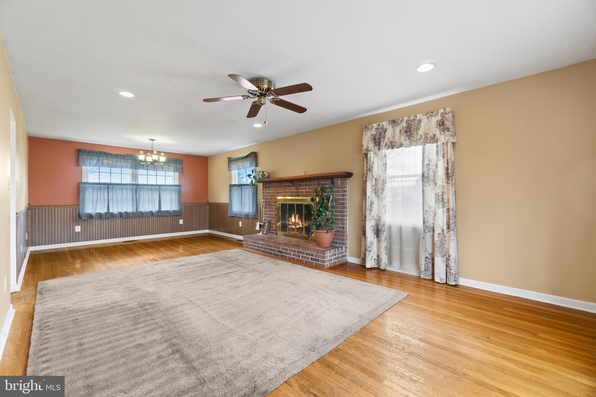 42567 Spinks Ferry Road Leesburg, VA 20176 - Photo 5 of 37 Living Room