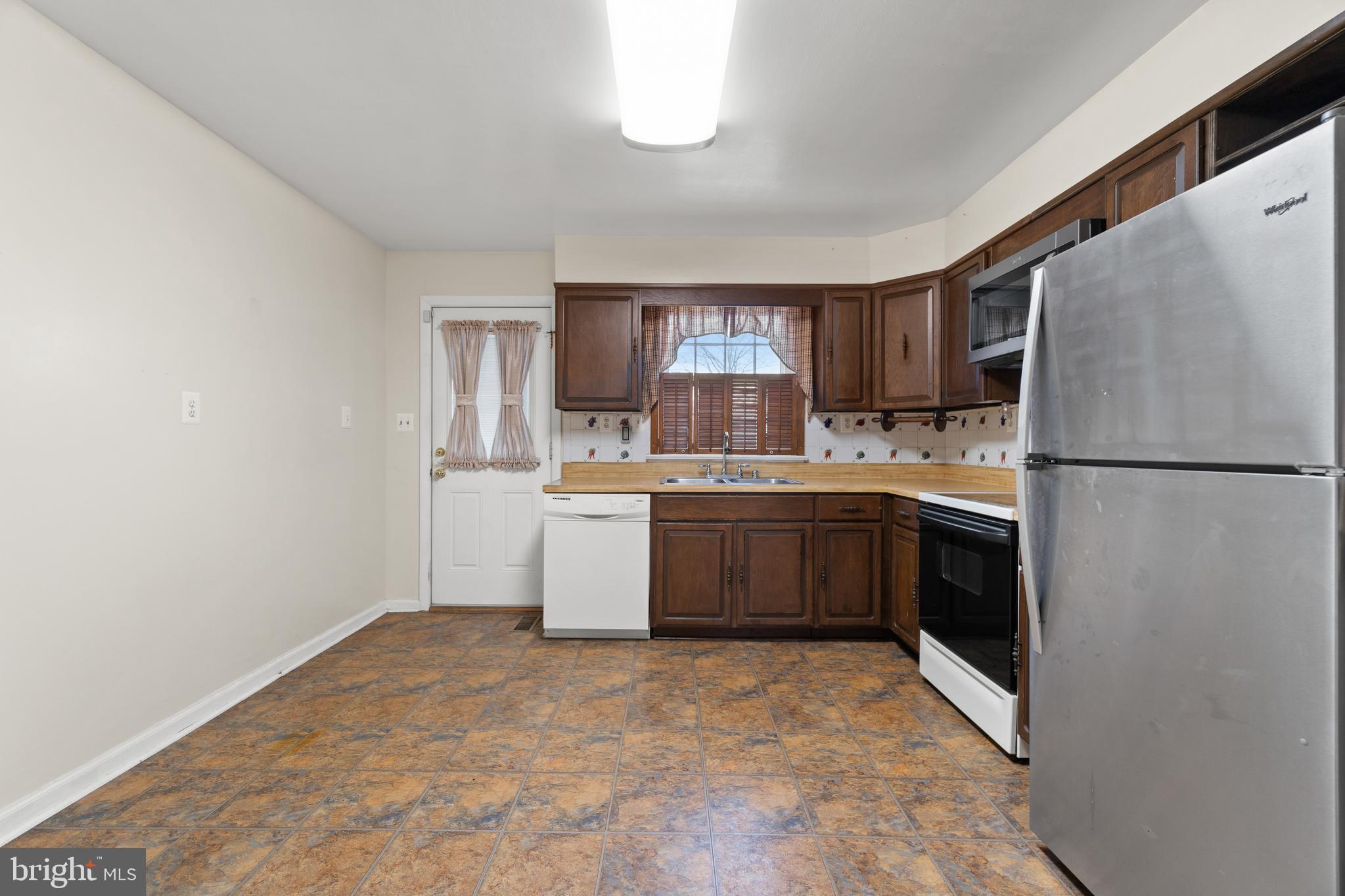 42567 Spinks Ferry Road Leesburg, VA 20176 - Photo 8 of 37 Kitchen