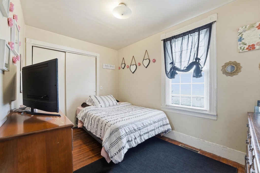 42 Berkshire Street Springfield, MA 01151 - Photo 11 of 36