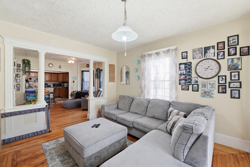 42 Berkshire Street Springfield, MA 01151 - Photo 4 of 36