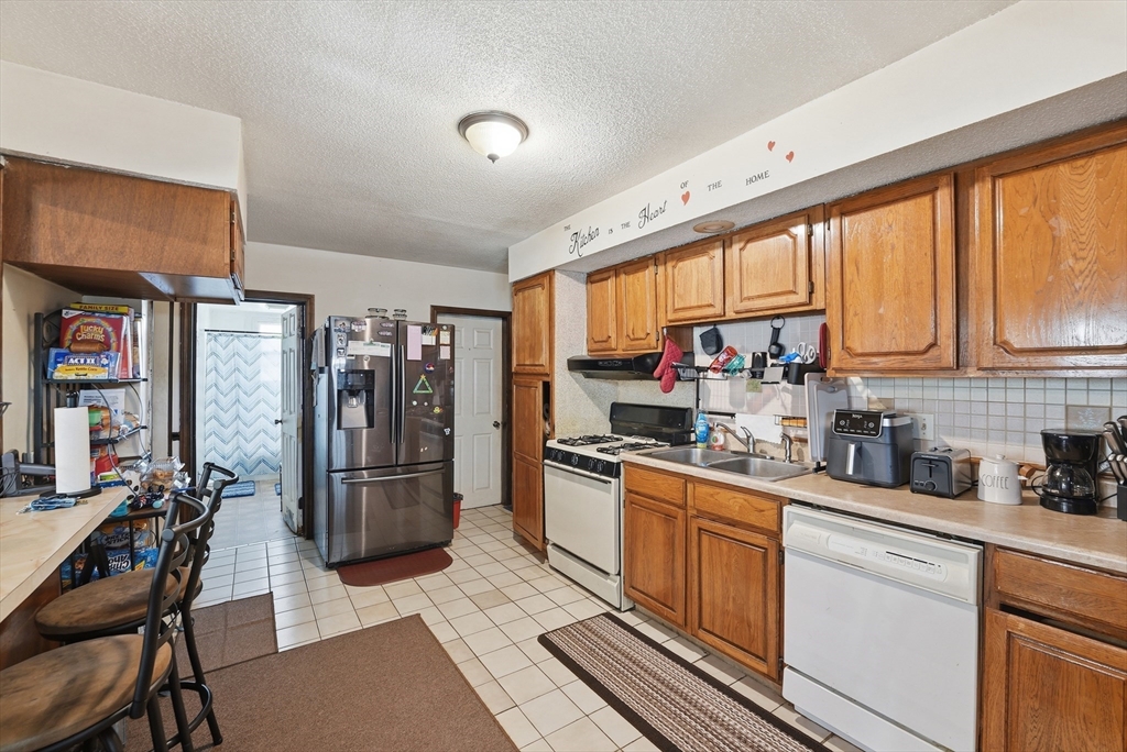 42 Berkshire Street Springfield, MA 01151 - Photo 7 of 36