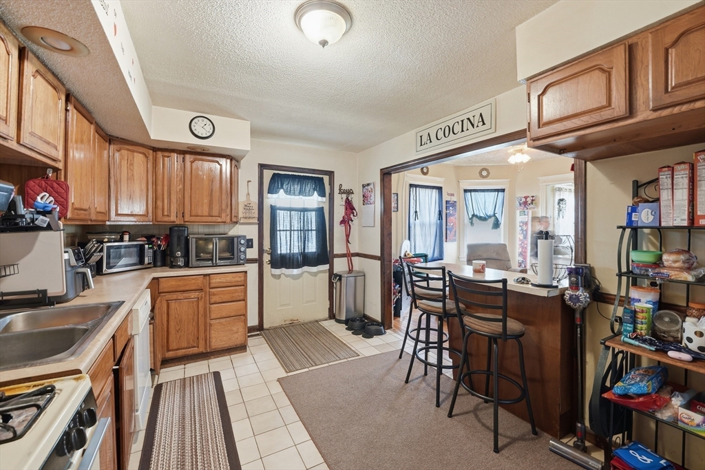 42 Berkshire Street Springfield, MA 01151 - Photo 8 of 36