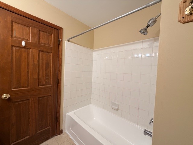 2418 Oneida Lane, Unit 2418 Naperville, IL 60563 - Photo 13 of 21 a bathroom with a bathtub and a shower