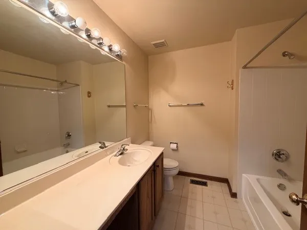 $2,250 | 2418 Oneida Lane, Unit 2418, Naperville, IL 60563