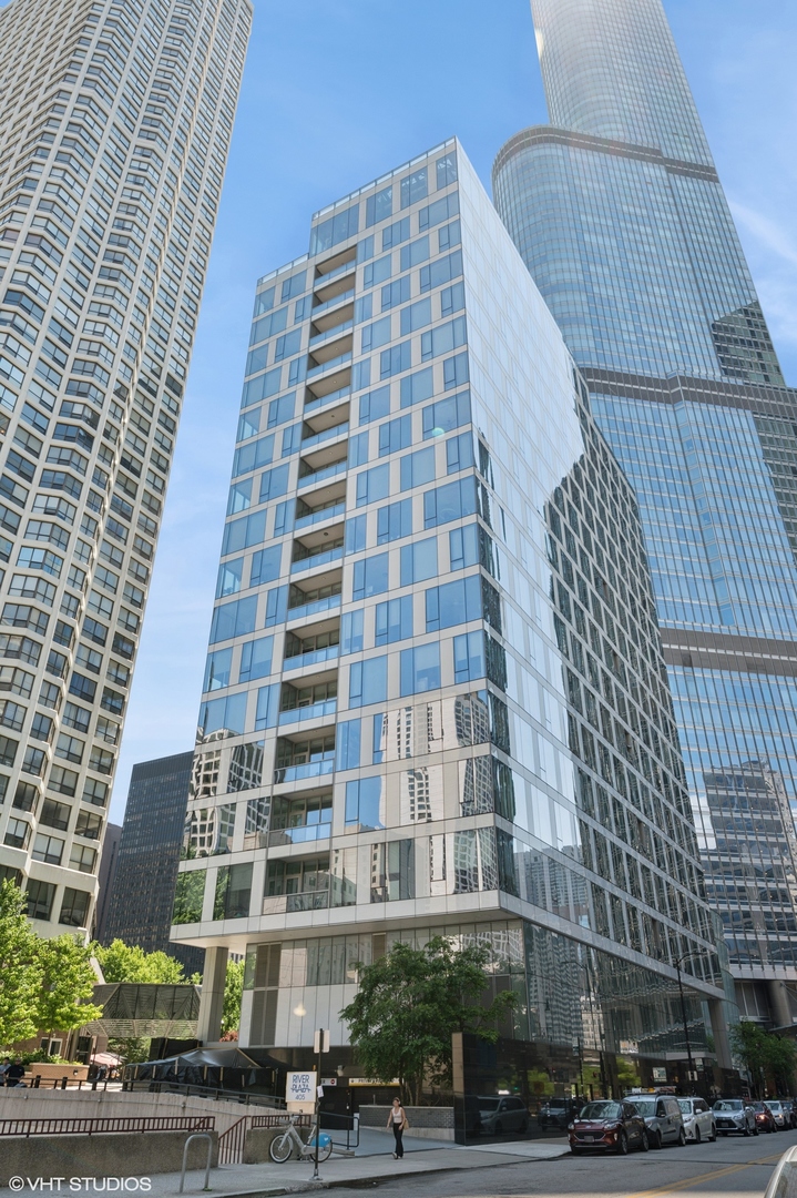 403 North Wabash Avenue, Unit 17C Chicago, IL 60611 - Photo 2 of 30 a front view of a building