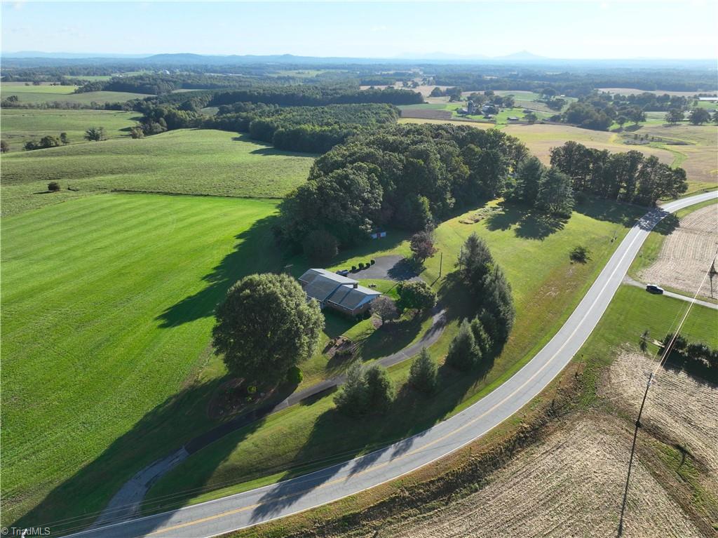 703 Twin Oaks Road Elkin, NC 28621 - Photo 4 of 33