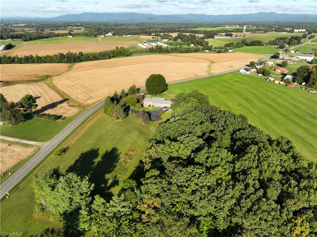 703 Twin Oaks Road Elkin, NC 28621 - Photo 5 of 33