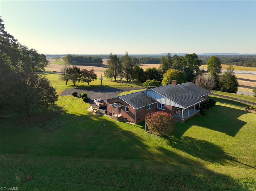 703 Twin Oaks Road Elkin, NC 28621 - Photo 7 of 33