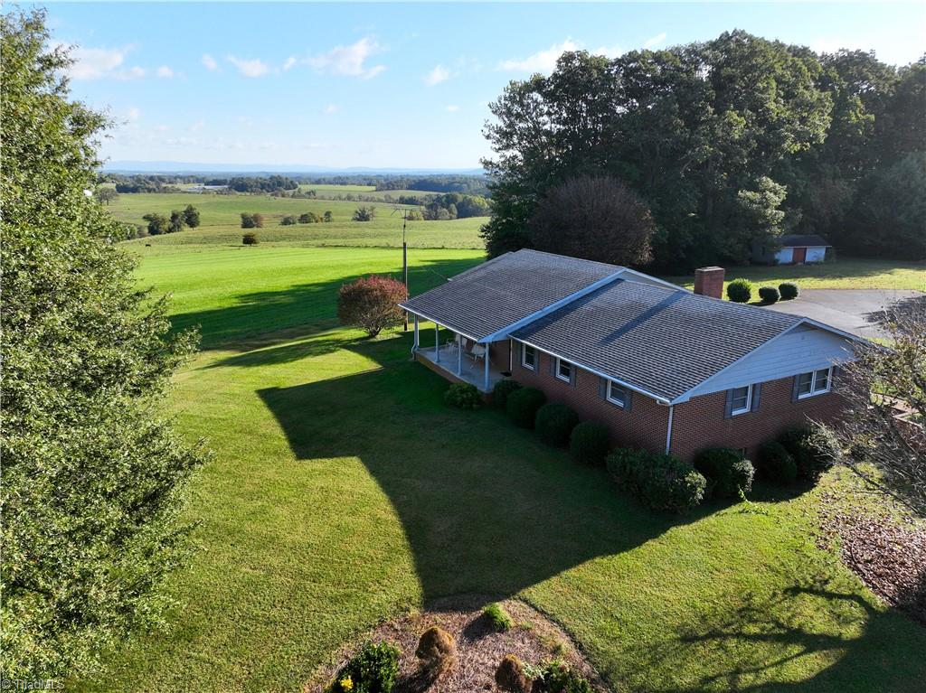 703 Twin Oaks Road Elkin, NC 28621 - Photo 9 of 33