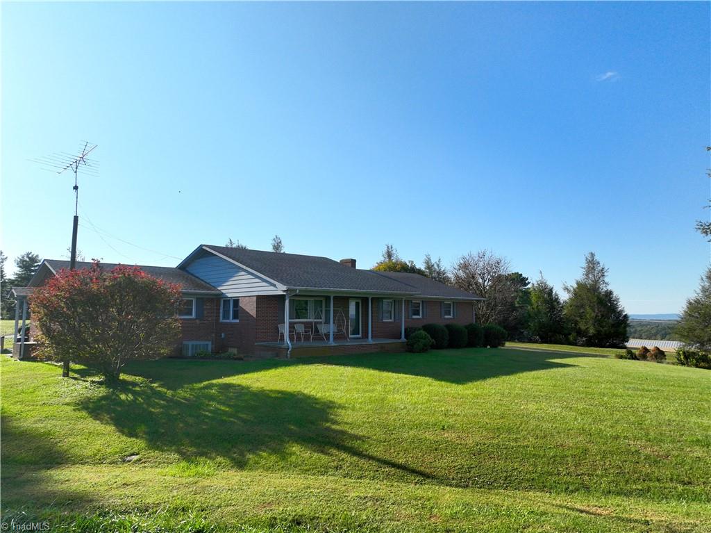 703 Twin Oaks Road Elkin, NC 28621 - Photo 10 of 33