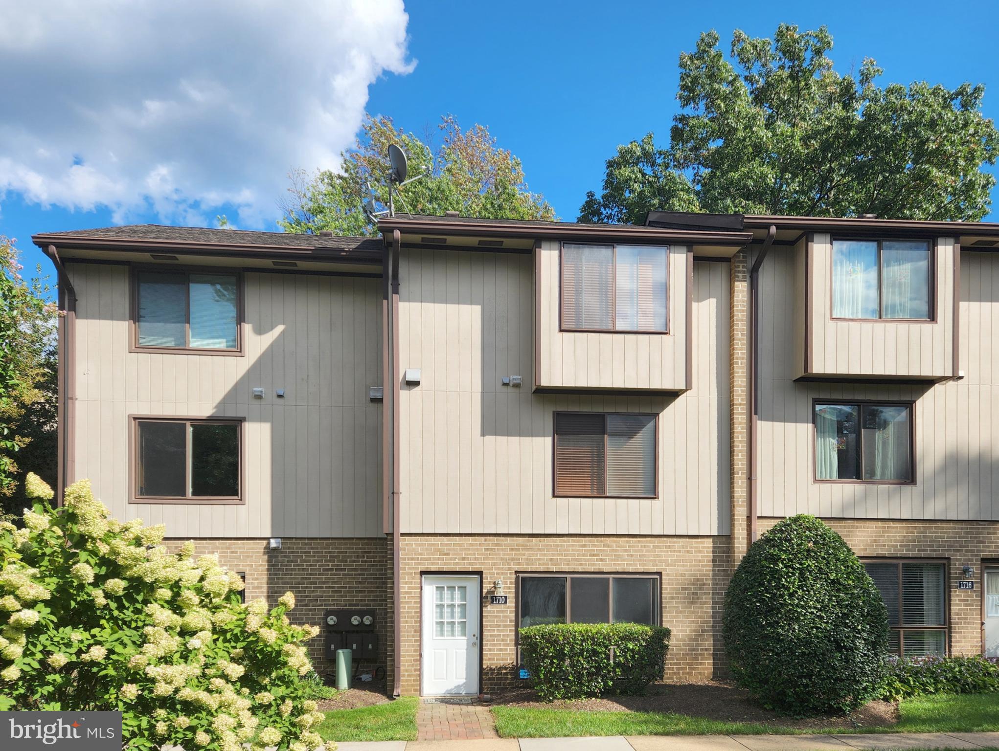 1710 Westwind Way McLean, VA 22102 - Photo 2 of 25 a front view of a house with a garden