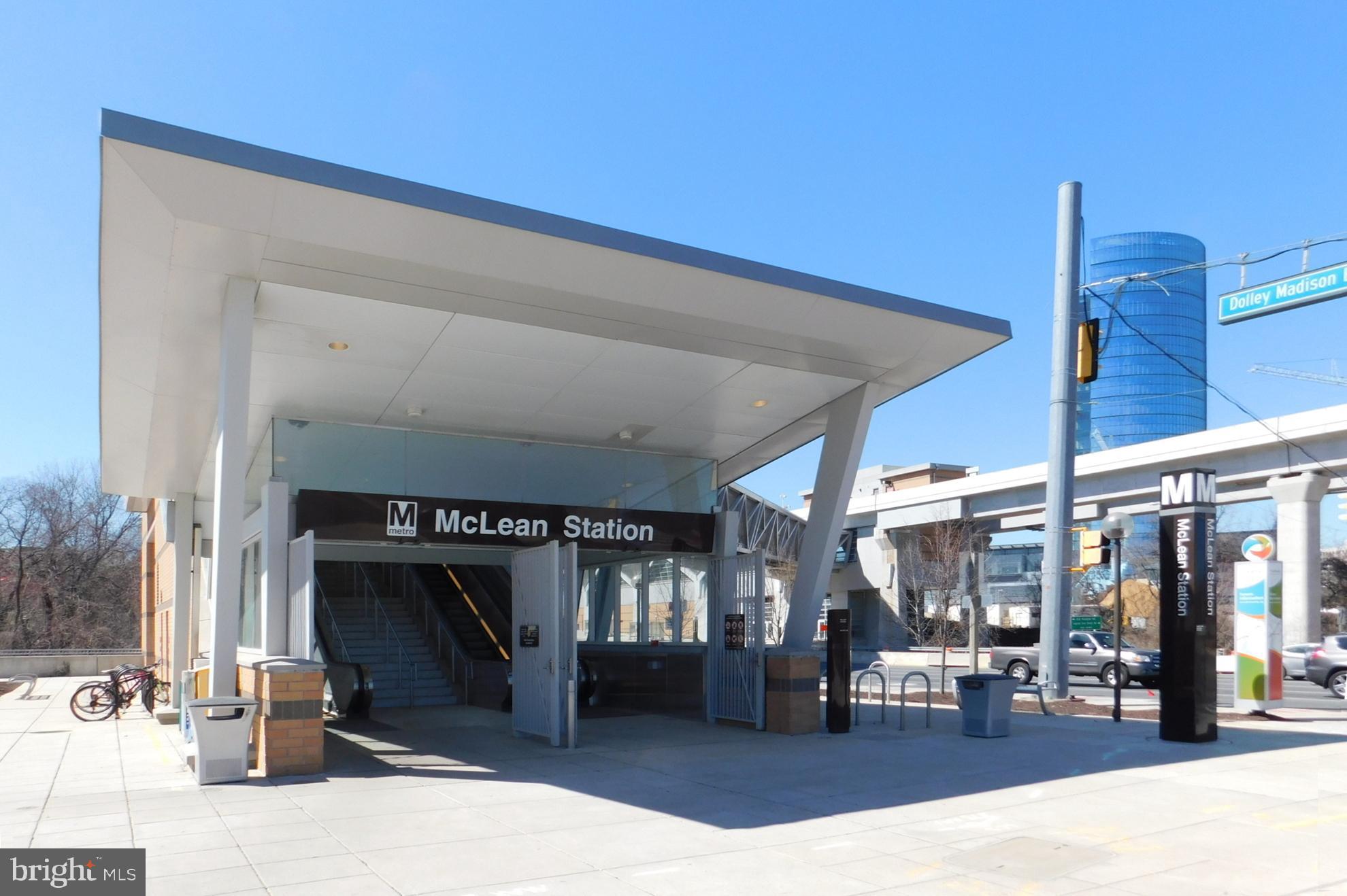 1710 Westwind Way McLean, VA 22102 - Photo 4 of 25 a view of a living room with a tv